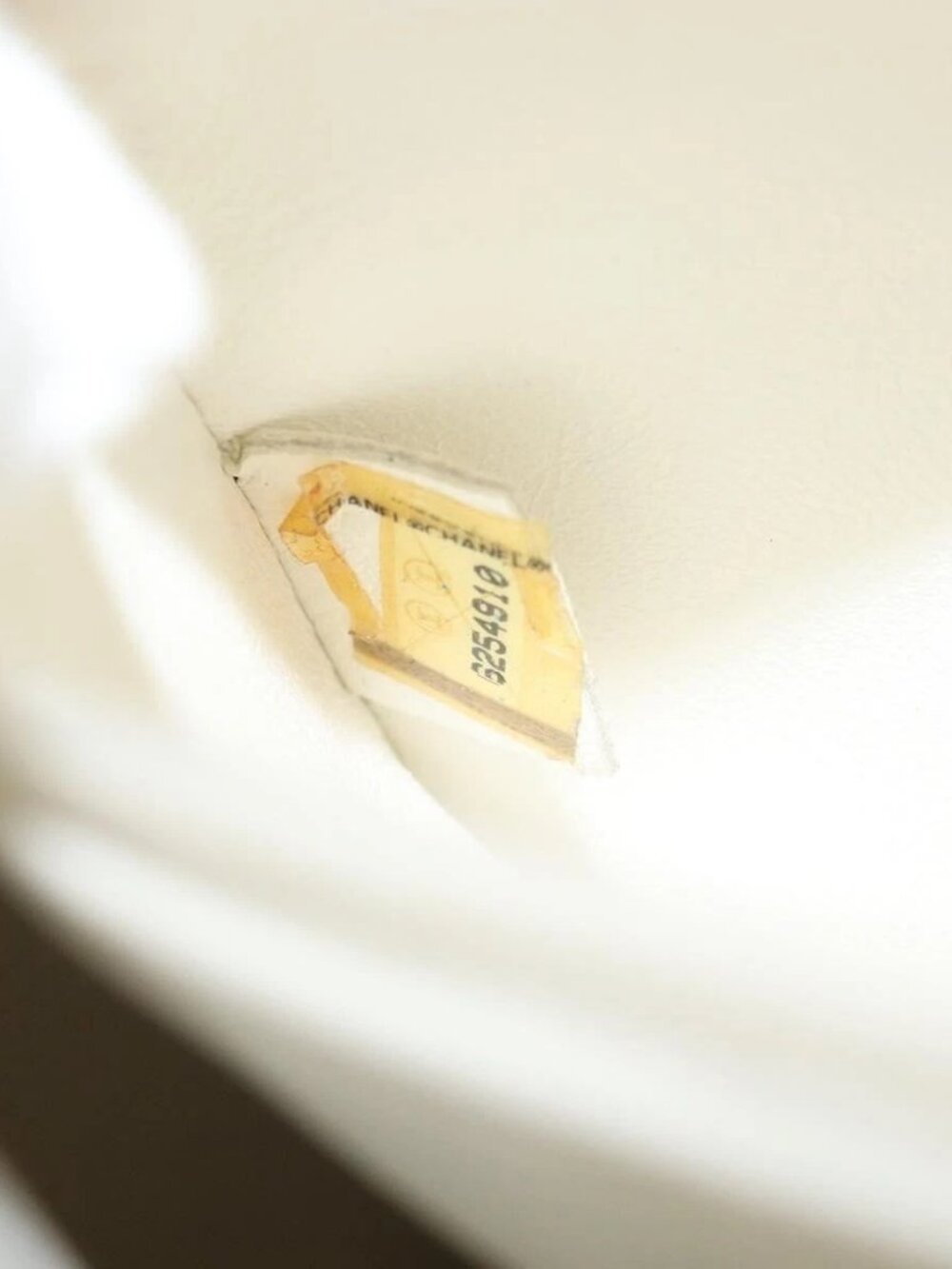 CHANEL Tote Bag Patent leather Beige Gold CC - Picture 13 of 16